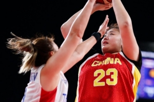 两罚不中！“大宝贝”刘禹彤半场3投全进贡献6分5板2帽