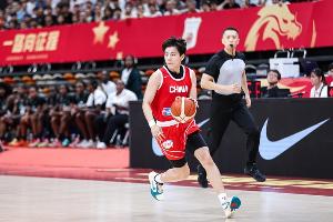 轻松上阵！杨舒予半场三分1中0 仅得2篮板1助攻且2失误