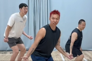 许涛携手周琦拍趣味视频：带中国第一中锋学闪身步