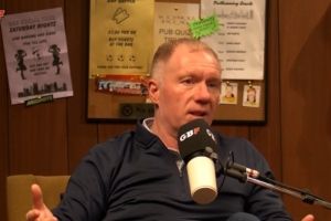 斯科尔斯:没想到亨德森还能在英超首发,这个年纪随时会暴露真实状态