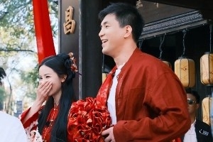 趣味十足！郭艾伦综艺体验传统婚俗 与美女主持刘一一欢乐互动