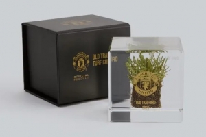 绝版珍藏！英媒曝曼联出售老特拉福德草皮碎块 每块售价125英镑