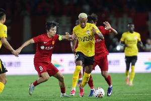 记者：青岛西海岸补发一场赢球奖金 承诺尽快解决欠薪问题