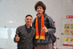 德万特·威尔逊抵达长春 吉林男篮副董携球迷机场相迎