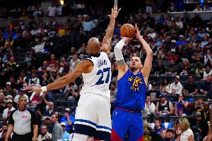 三连庄霸榜!ESPN:约基奇伤愈后三分命中率从44%骤降至32% 新赛季状态成疑