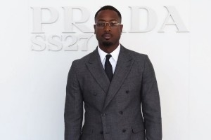型格出众！韦德现身Prada活动 灰色双排扣西装彰显绅士魅力