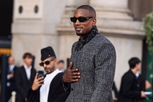 型格满分！前NBA球星伊巴卡一身格纹西装闪耀米兰时装周Vogue World红毯
