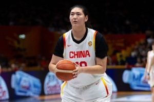 解说：张子宇不是姚明 她又处理不了球 她只是离篮筐更近