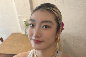 李梦社媒晒照并送上中秋节日祝福：中秋快乐大家