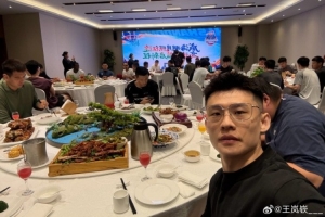 与队友一起吃月饼和聚餐！王岚嵚晒照：中秋快乐