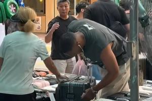 威少香港游玩途中随手下车 路边摊买行李箱接地气
