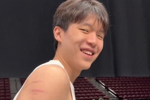 进入NBA第二年有何感受？杨瀚森幽默回应：还是一如既往的