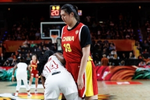 WNBA状元中锋困惑:张子宇为何选择传球?