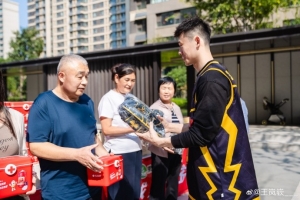 王岚嵚现身济南社区开展公益 用篮球传递家乡热爱