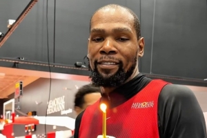 火箭全队训练前为杜兰特庆生 齐唱生日歌祝贺38岁生日