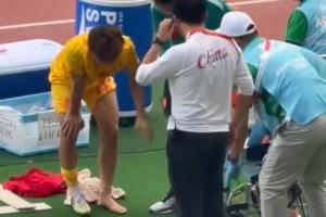 东体直击：毛伟杰伤退拒轮椅，坚持自行离场步态蹒跚