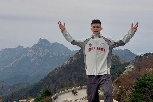 王岚嵚晒山东全队登泰山合影：五岳独尊⛰️