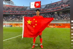 一锤定音！彭啸点球建功晒国旗照：相信“相信”的力量