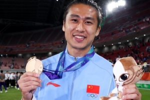 喜笑颜开！张玉宁晒照感慨：难忘征程，我们把奖牌带回家了！