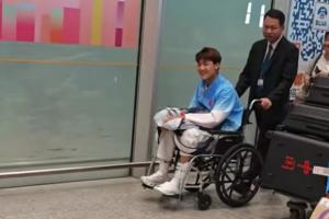 战韩国受伤！毛伟杰坐轮椅现身机场，微笑向接机球迷致意
