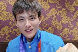 李昊颁奖后亮铜牌豪言：这就是金牌，还是玫瑰金