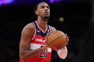 萨尔：早在进入NBA前我就敬佩浓眉 如今能近距离向他取经