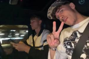 切勿效仿!《马卡报》:赫伊森与皮塔奇合影引争议,前者疑边开车边看手机