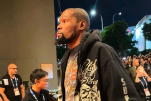 抵达澳门！杜兰特等球员现身酒店 备战NBA中国赛