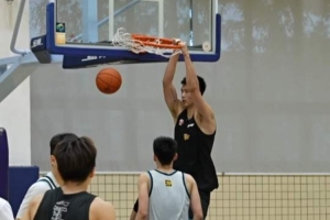 广东男篮公开队内对抗训练视频 全力冲刺季前赛备战