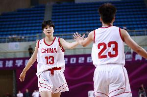 犯规困扰难掩光芒！赵子睿上半场11分钟3投全中砍下9分3板2帽