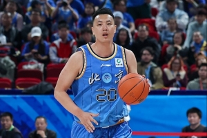跨界助阵！翟晓川亮相中网 为亚历山德洛娃女单比赛挑边