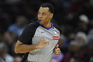 官方:NBA季前赛测试裁判智能腕带 可与回放中心实时沟通 常规赛暂不启用