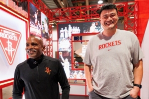 昔日队友再聚首！姚明携手“老猫”莫布里到访中国澳门NBA展馆