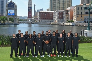众将集结完毕！NBA官推发布火箭澳门合影：伊森持球稳居C位格外醒目