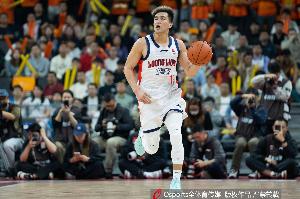 郭艾伦表态不愿告别赛场：会努力再尝试继续职业生涯