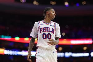 76人随队记者盛赞菲隆：成熟远超年龄 已有NBA球员风范