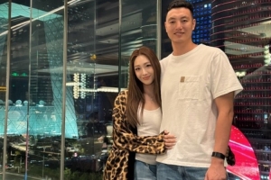 恩爱九载！翟晓川妻子晒合影甜蜜庆祝结婚纪念日