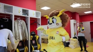 玩梗迎接！青岛西海岸喜迎李昊凯旋，吉祥物热跳“震胸舞”