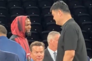 火箭传奇姚明亮相NBA中国赛训练场 与杜兰特亲切交流