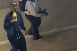 因遭球迷用低俗绰号挑衅！库明加霸气回击：我定要找到你扇你一巴掌