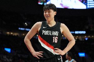 媒体人：杨瀚森在开拓者前景仍不乐观 搭档莫兰特利拉德内线必须清空