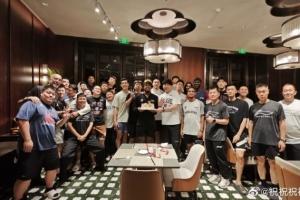 祝铭震分享全队为他庆祝生日合照：三十而立