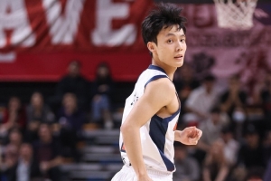手感冰凉！徐杰8投1中三分7中1 仅得3分送6助攻