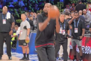 NBA中国赛今晚揭幕 杜兰特赛前投篮热身备战