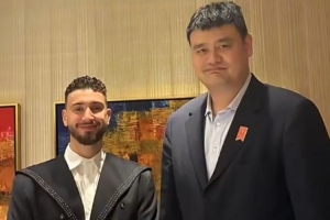 两代火箭中锋历史性同框！姚明与申京亲切会面交流 还传授中文“谢谢你”