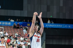 攻防俱佳！张皓嘉半场3投2中贡献8分2板1助1断1帽 正负值+7