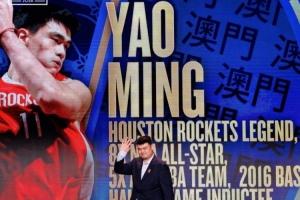 熟悉的身影！火箭官方分享姚明&塔克&斯科拉&林书豪现身中国赛活动照片