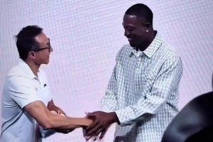 韦德现身NBA中国赛澳门站 亲赠战靴致意老板蔡崇信