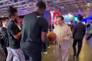 跨界名场面！成龙亮相NBA中国行活动 现场出手一投即中