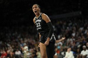 阿德巴约盛赞女友阿贾第五座MVP：无以言表的伟大 只能静静欣赏